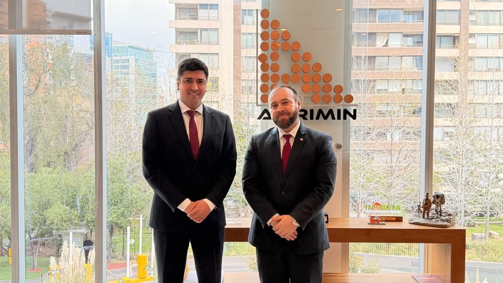 Daniel Escobar, seremi de Minería del Biobío, junto a Jorge Bravo de APRIMIN durante reunión sobre proveedores mineros regionales.
Descripción: Reunión entre la Seremi de Minería del Biobío y APRIMIN para abordar oportunidades de desarrollo de proveedores regionales, tierras raras y fortalecimiento del ecosistema minero del Biobío.