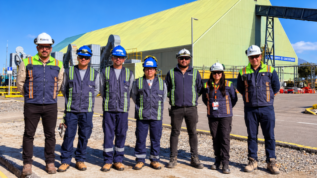 Trabajadores realizan labores de servicios industriales con equipos de protección en una instalación minera