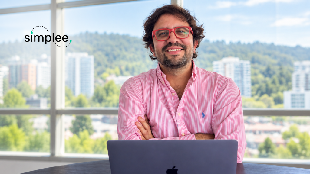 Diego Fernández, fundador y CEO de Simplee Seguros, en una fotografía corporativa para su entrevista en Testimonio Minero de Pymemin.